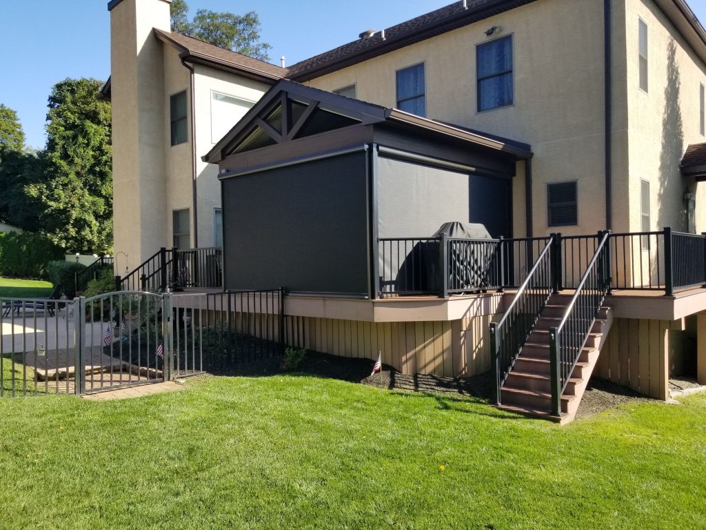 Freestanding roof structure with dark retractable screens